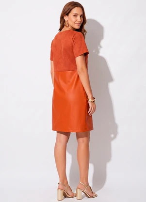 Quintess - Vestido Curto Ferrugem em Suede e Pu com Modelagem Soltinha - QUINTESS