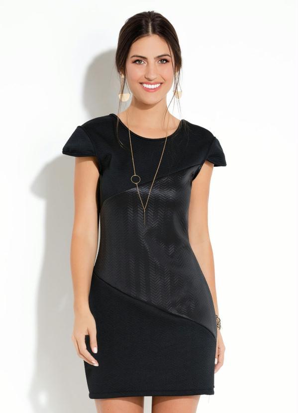 Quintess - Vestido Curto Preto com Recorte Frente