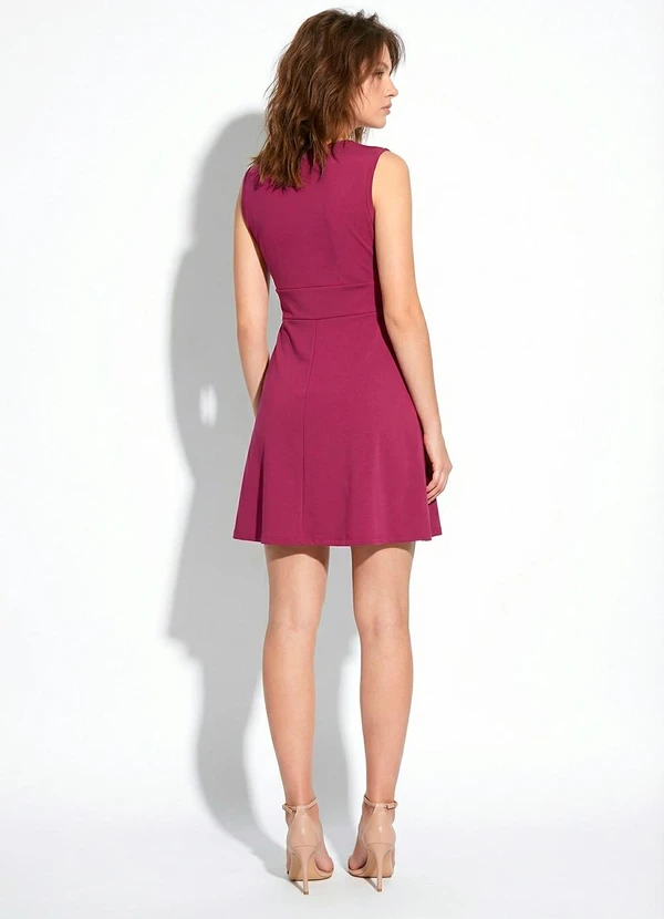 Moda Pop - Vestido Evasê Púrpura com Decote Profundo 4