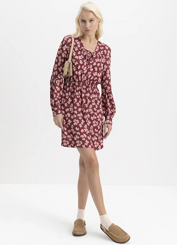 Essendi - Vestido Feminino Curto Creponado Bordô 3