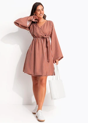 Quintess - Vestido Curto Transpassado Listrado Marrom com Manga Ampla - QUINTESS