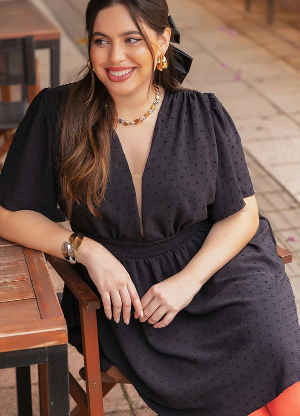 Quintess - Vestido Preto em Crepe Plano Maquinetado 10