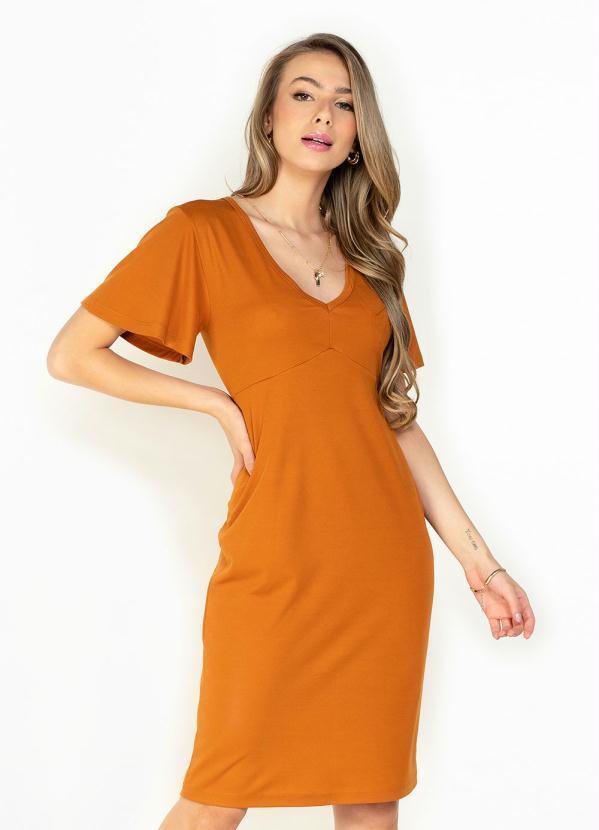 Vestido (Caramelo) com Decote em V e Recortes Vestido (Caramelo) com Decote em V e Recortes