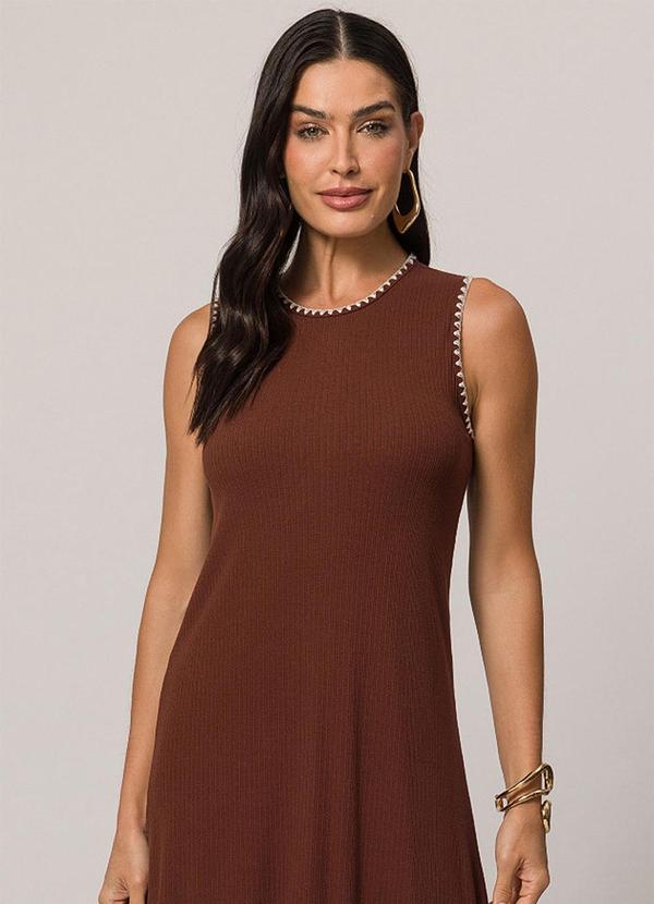 Doce Trama - Vestido Midi Cavado em Ribana Texturizada Marrom 3