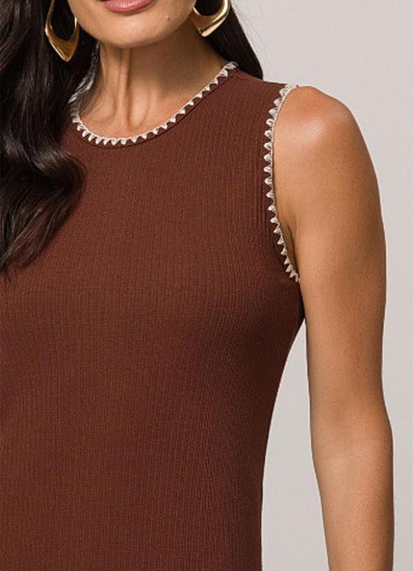 Doce Trama - Vestido Midi Cavado em Ribana Texturizada Marrom 4