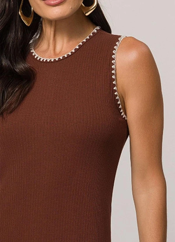 Doce Trama - Vestido Midi Cavado em Ribana Texturizada Marrom 4