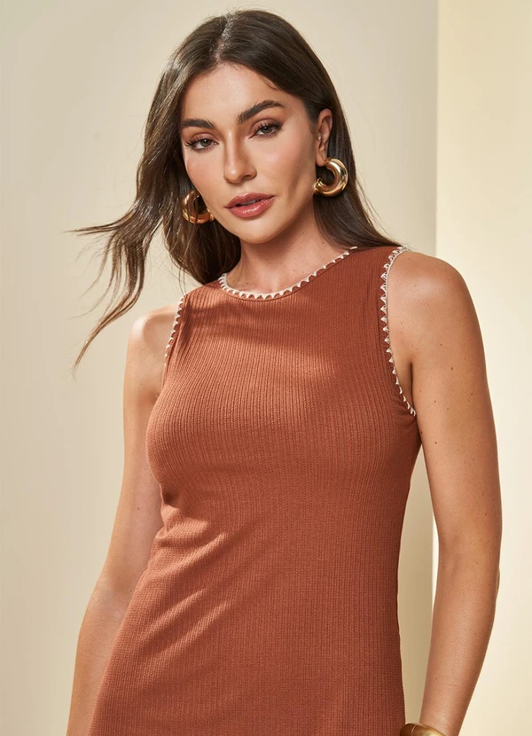 Doce Trama - Vestido Midi Cavado em Ribana Texturizada Marrom 5