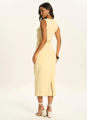 Doce Trama - Vestido Midi com Franzido Lateral Amarelo - DOCE TRAMA