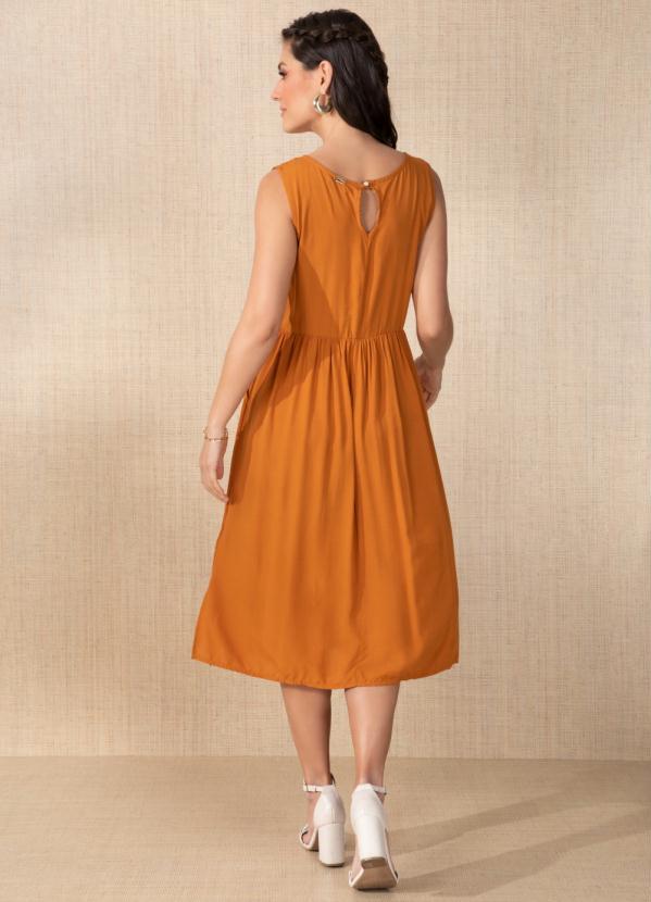 Quintess - Vestido Mostarda com Gota nas Costas 2