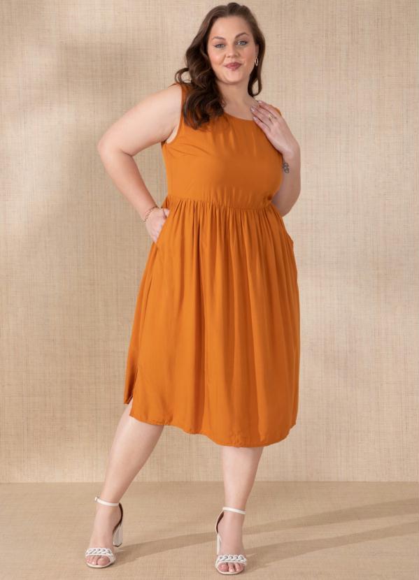 Quintess - Vestido Mostarda com Gota nas Costas 5