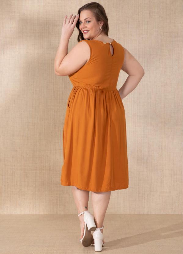 Quintess - Vestido Mostarda com Gota nas Costas 6