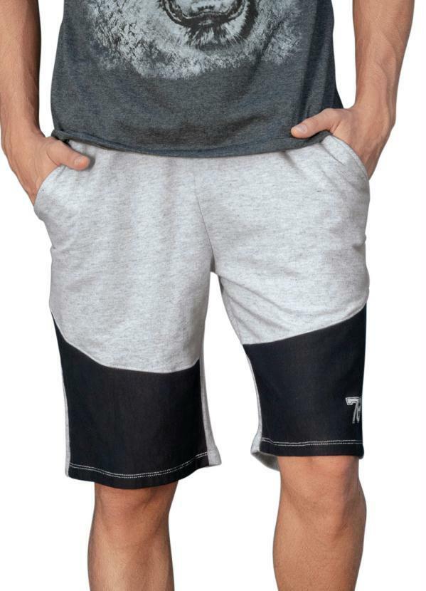 Outlet - Bermuda Branca com Bolsos e Recorte Contrastante