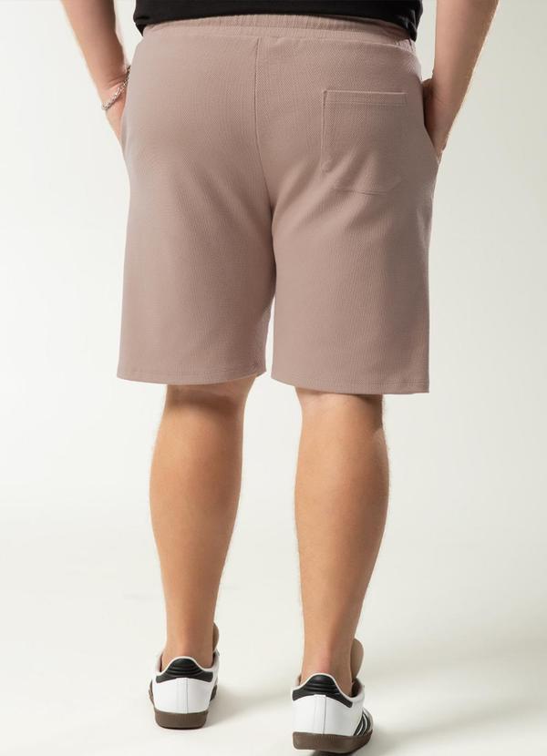 Exco - Bermuda em Favo com Bolso Plus Size Marrom 2