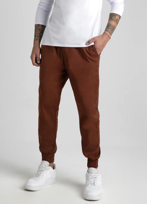 Enfim - Calça Jogger Sarja Stretch Masculina Marrom