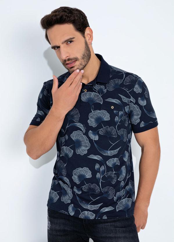 Cia Gota - Camisa Polo Floral Marinho com Bolso Cia Gota