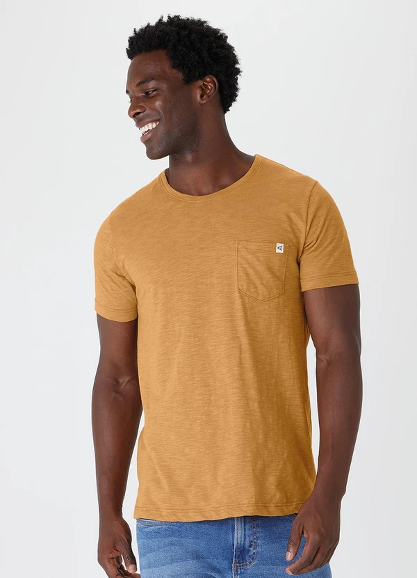 Malwee - Camiseta com Bolso em Malha Rajada Amarelo Mostar