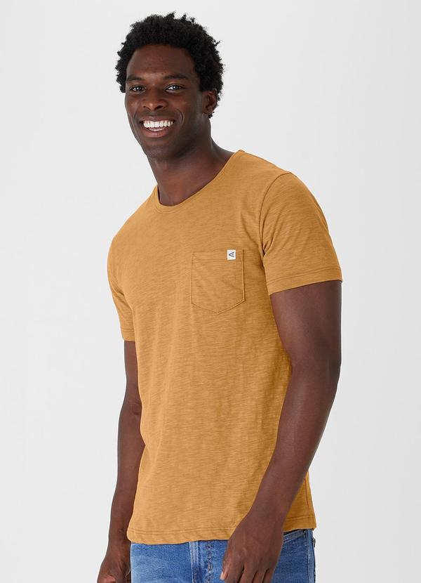 Malwee - Camiseta com Bolso em Malha Rajada Amarelo Mostar 2