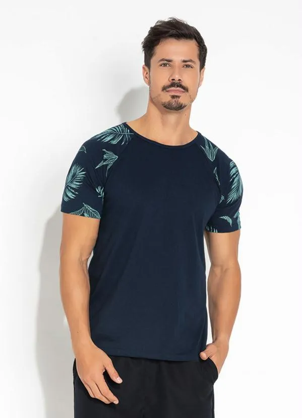 Moda Pop - Camiseta Marinho com as Mangas Estampadas