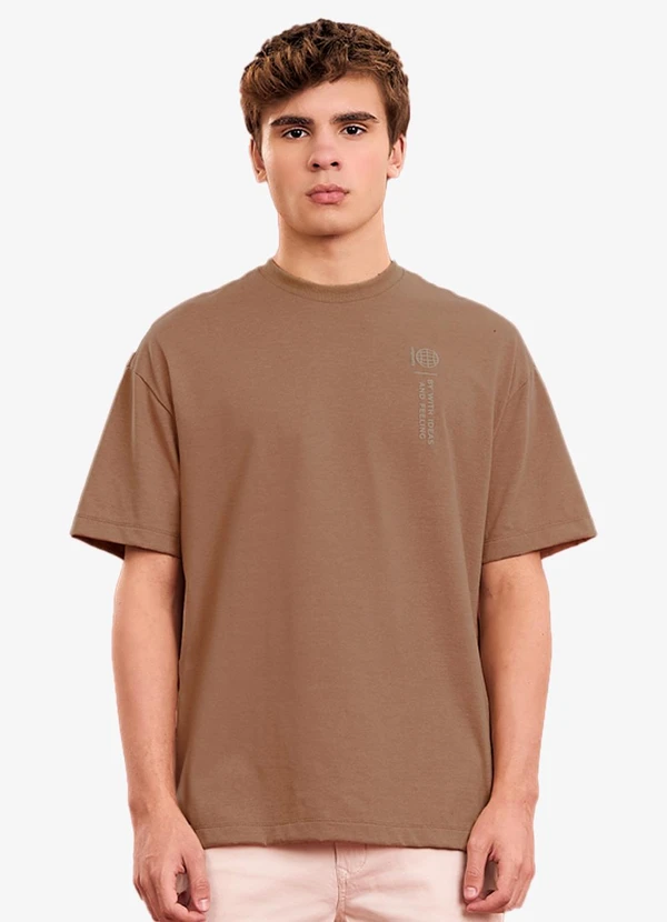 Minty - Camiseta Masculina com Cava Deslocada Marrom
