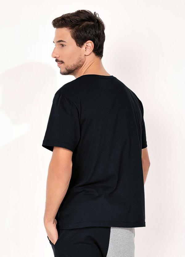 Outlet - Camiseta Preta com Estampa Frontal 6