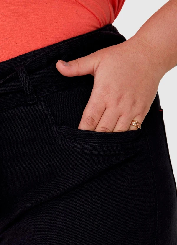 Malwee - Bermuda Mom Cintura Alta Sarja Plus Preto 5