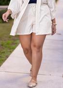 Short Off White em Malha Texturizada