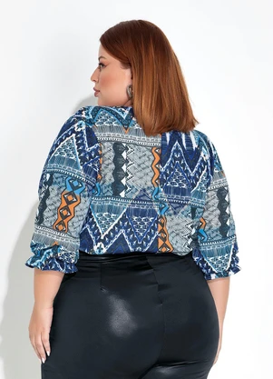 Marguerite - Blusa Étnica Azul Amarração no Decote Plus Size - MARGUERITE