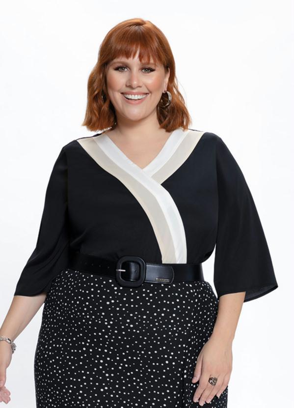 Outlet - Blusa Plus Size Preta Decote V e Recortes 6
