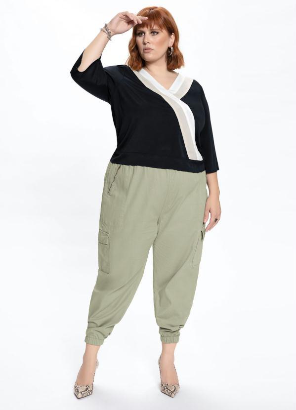 Outlet - Blusa Plus Size Preta Decote V e Recortes 5