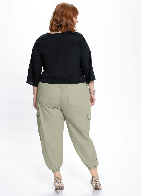 Outlet - Blusa Plus Size Preta Decote V e Recortes 2