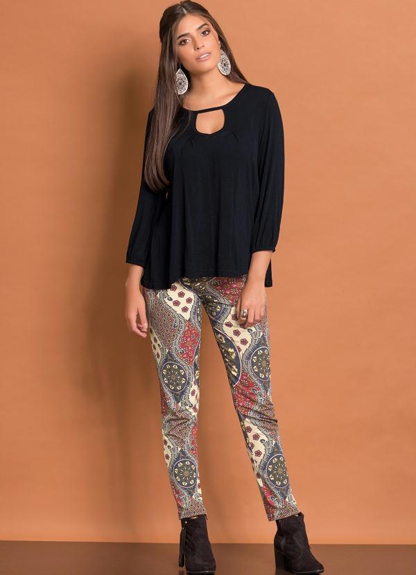 Quintess - Blusa Preta com Decote Vazado 4