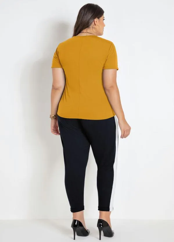 Marguerite - Blusa Amarela Plus Size com Lapela Decorativa 4