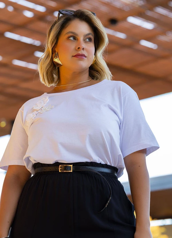 Marguerite - Blusa Branca com Aplicação de Flores 2