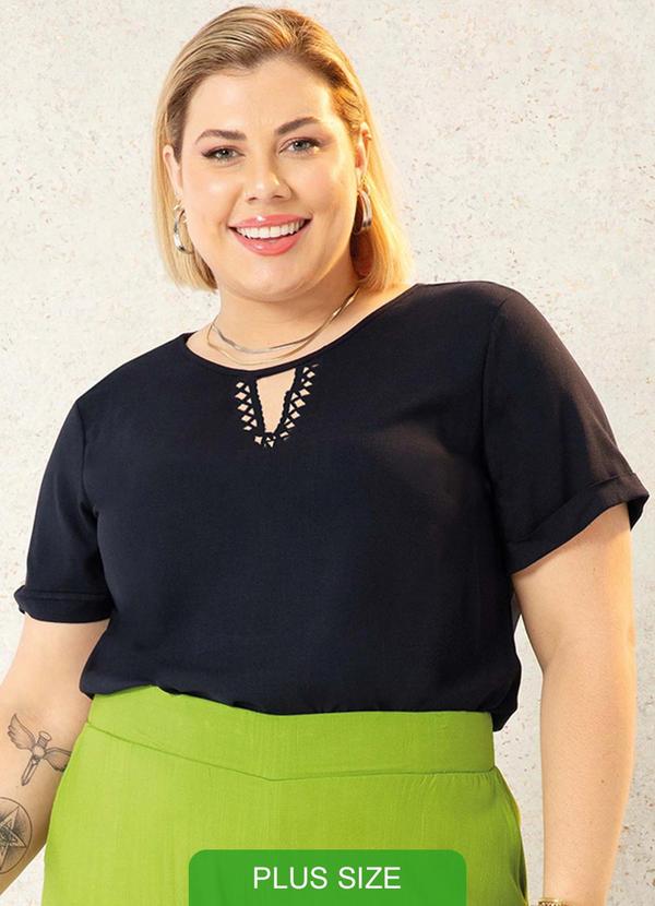 Cativa Plus Size - Blusa com Decote Diferenciado Preto
