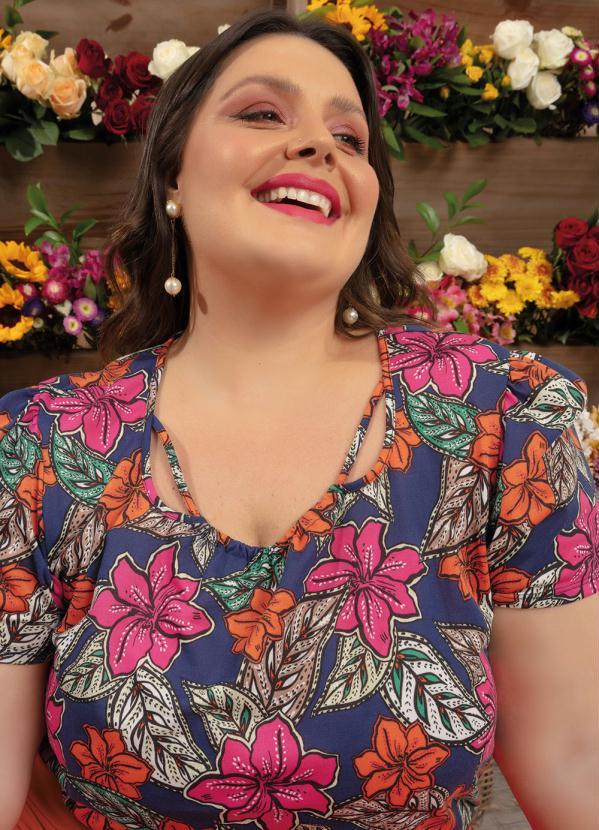 Outlet - Blusa Floral Azul com Detalhe Decote Plus Size 5