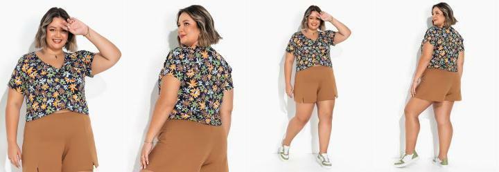 Blusa Floral Azul com Toro no Decote Plus Size