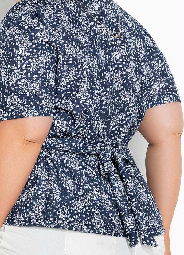 Marguerite - Blusa Floral com Botões e Amarração Plus Size 3