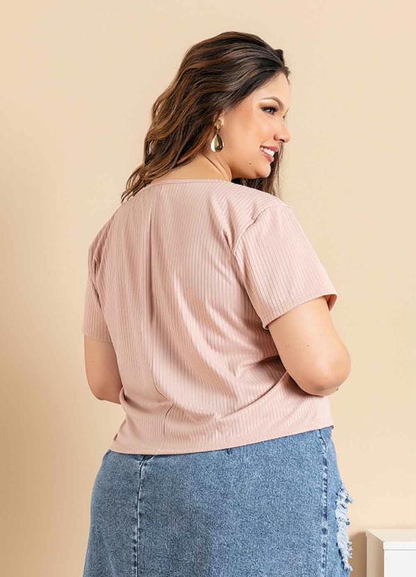 Outlet - Blusa Plus Size Bege com Botões Decorativos 4