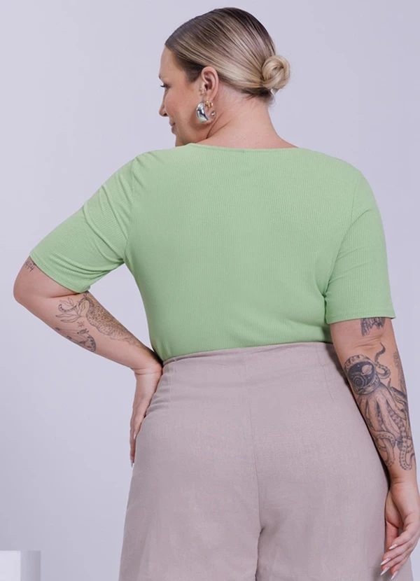 Lunender Mais Mulher - Blusa Plus Size Canelada com Detalhe Verde 2