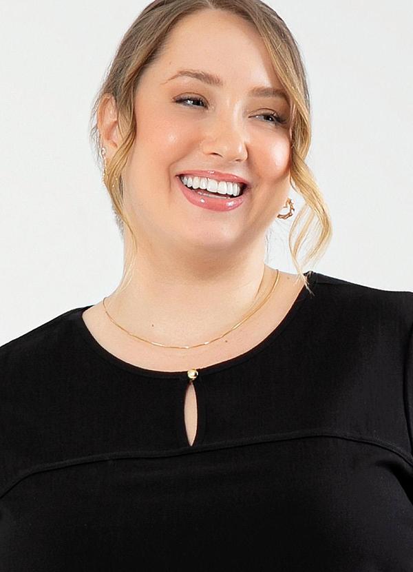 Cativa - Blusa Plus Size Decote Gota em Viscose Preto 3