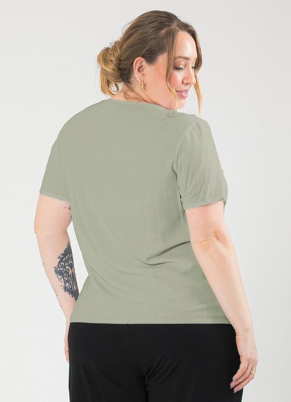 Cativa - Blusa Plus Size Decote Gota em Viscose Verde 2