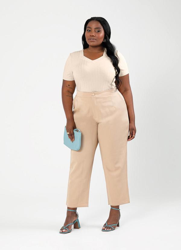 Cativa - Blusa Plus Size Decote V Canelada Bege 4