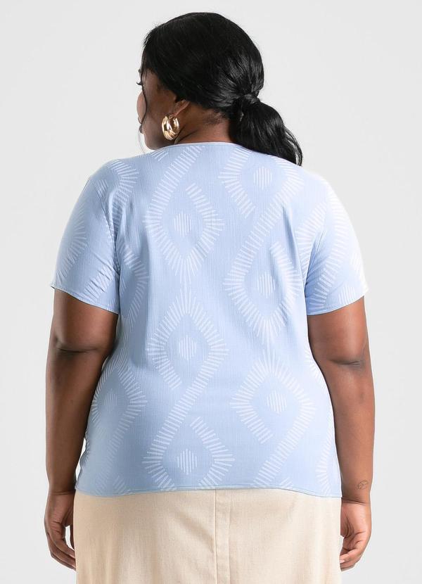 Cativa - Blusa Plus Size Decote V em Viscose Azul Claro 2