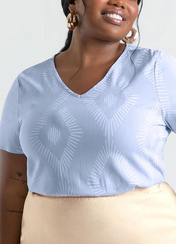 Cativa - Blusa Plus Size Decote V em Viscose Azul Claro 3