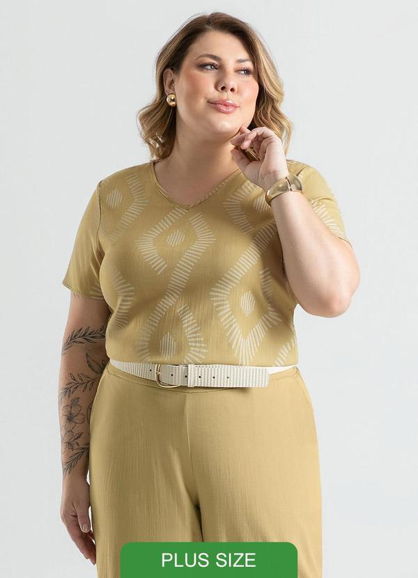 Cativa - Blusa Plus Size Decote V em Viscose Caramelo