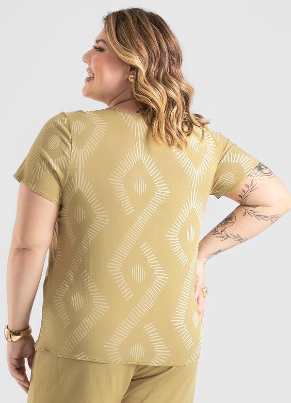 Cativa - Blusa Plus Size Decote V em Viscose Caramelo 2