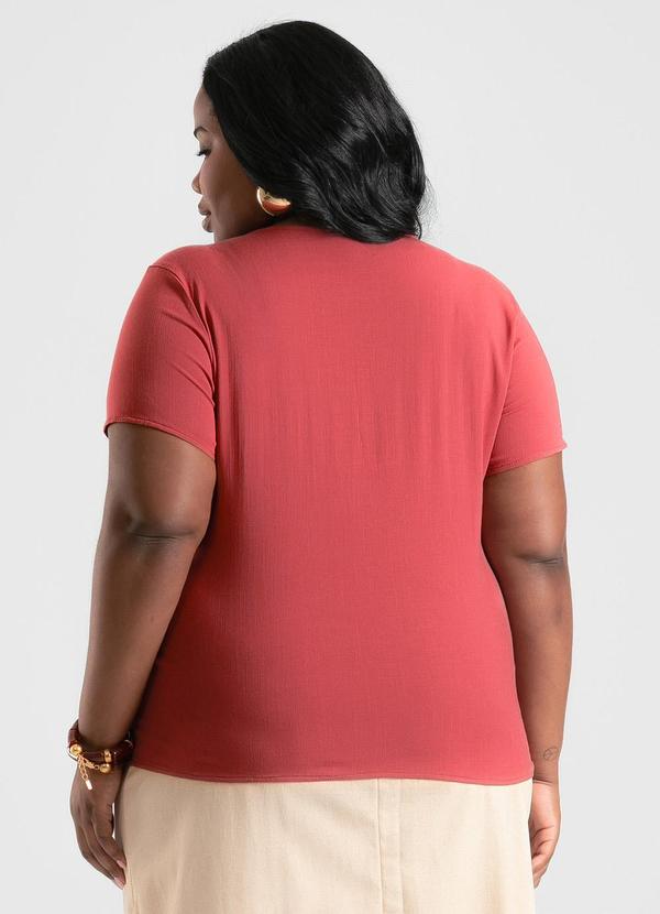 Cativa - Blusa Plus Size Decote V em Viscose Marrom 2