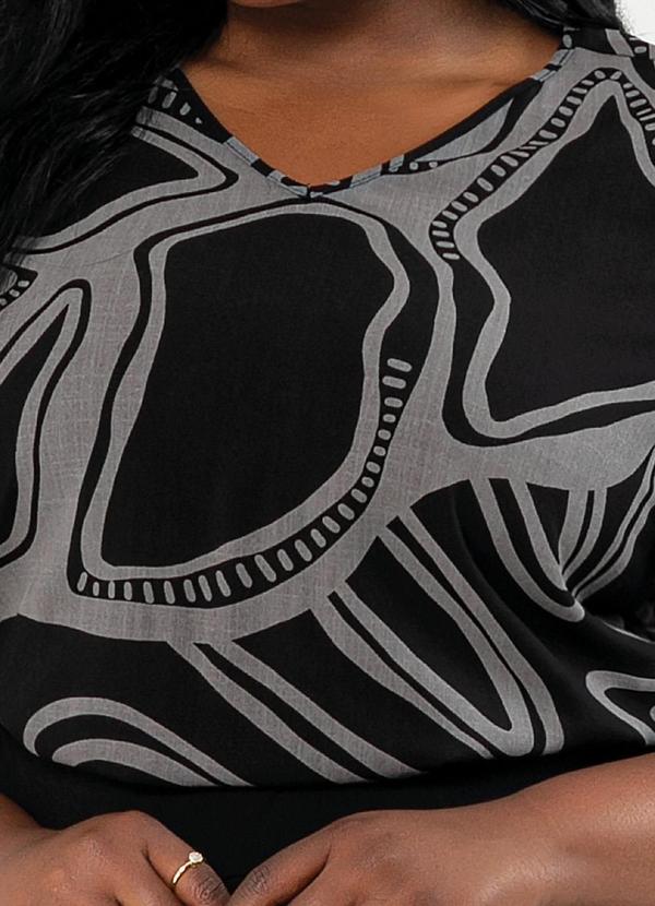 Cativa - Blusa Plus Size Decote V em Viscose Preto 3