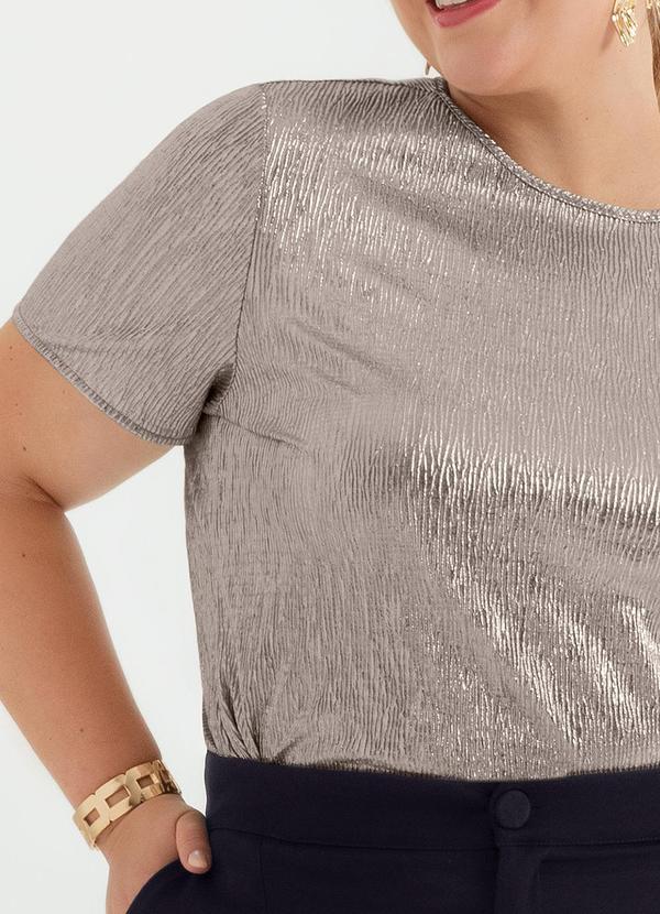 Cativa - Blusa Plus Size em Metalizado Bege 5