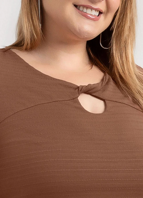 Habana - Blusa Plus Size em Viscose Marrom 3